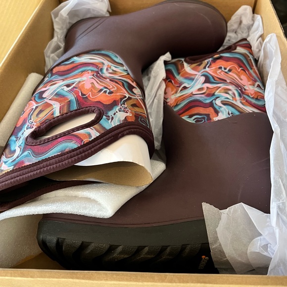 Bogs Arcata Dash Insulated Waterproof Snow Boot (Women  New in box Bogs women boots.